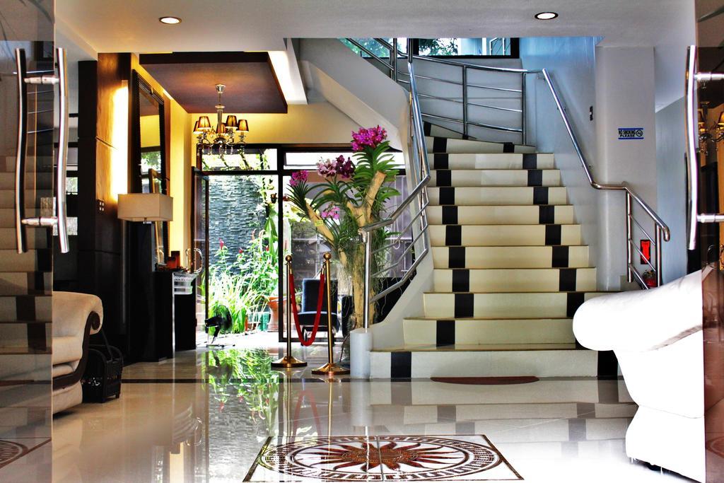 Peridot Suites Davao City Dış mekan fotoğraf