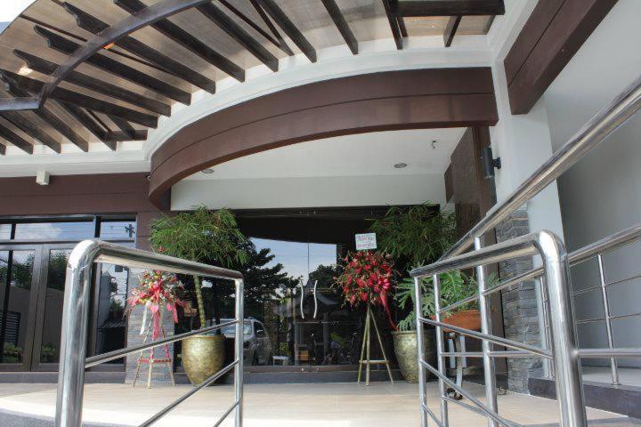 Peridot Suites Davao City Dış mekan fotoğraf
